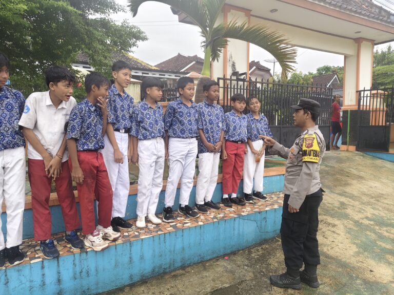 Bhabinkamtibmas Polsek Ciwaru Berikan Edukasi Keamanan kepada Siswa SD, Dapat Apresiasi dari Para GuruPolres Kuningan Polsek Ciwaru– 12 Juni 2025Bhabinkamtibmas Polsek Ciwaru, Bripka N. Kustana, memberikan edukasi penting kepada para siswa/i Sekolah Dasar (SD) di wilayah binaannya mengenai kewaspadaan terhadap orang asing yang tidak dikenal. Kegiatan ini merupakan bagian dari upaya preventif kepolisian dalam menciptakan lingkungan yang aman bagi anak-anak usia dini.Dalam penyuluhan yang berlangsung interaktif tersebut, Bripka Kustana menjelaskan kepada siswa-siswi pentingnya menjaga diri dan tidak mudah percaya pada orang asing yang menawarkan sesuatu atau mengajak pergi. Ia juga memberikan contoh situasi yang mungkin dihadapi anak-anak dan cara menyikapinya dengan bijak.“Kami ingin anak-anak sejak dini memahami pentingnya menjaga keselamatan diri. Jangan mudah tergoda oleh bujuk rayu orang yang tidak dikenal, apalagi sampai ikut pergi,” ujar Bripka Kustana di hadapan para guru dan siswa.Kegiatan edukatif ini disambut antusias oleh para guru SD. Mereka memberikan apresiasi atas inisiatif dan pendekatan humanis yang dilakukan oleh pihak kepolisian, khususnya Bripka Kustana, dalam mendekatkan diri kepada dunia pendidikan.“Kami sangat mengapresiasi kehadiran Bhabinkamtibmas ke sekolah. Anak-anak jadi lebih paham tentang pentingnya waspada terhadap orang asing. Ini sangat membantu kami dalam membentuk karakter siswa yang tanggap dan berani,” ungkap salah satu guru.Polsek Ciwaru berkomitmen untuk terus melakukan pendekatan serupa di sekolah-sekolah lain di wilayah hukumnya sebagai bagian dari program pembinaan dan penyuluhan masyarakat.