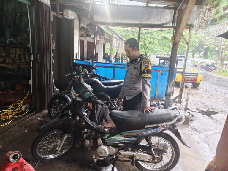 BHABINKAMTIBMAS POLSEK CIWARU SAMBANGI BENGKEL MOTOR, BERIKAN EDUKASI KAMTIBMAS KEPADA PEMILIK DAN PEKERJAPolres Kuningan Polsek Ciwaru– Dalam upaya menjaga situasi keamanan dan ketertiban masyarakat (kamtibmas) yang kondusif, Bhabinkamtibmas Polsek Ciwaru melaksanakan kegiatan sambang ke salah satu bengkel sepeda motor yang berada di wilayah binaannya, Kamis (12/06/2025).Kegiatan sambang tersebut dilakukan sebagai bagian dari tugas rutin Bhabinkamtibmas untuk menjalin komunikasi yang baik dengan masyarakat, khususnya para pelaku usaha dan pekerja di sektor informal.Dalam kunjungan tersebut, Bhabinkamtibmas menyampaikan pesan-pesan kamtibmas kepada pemilik dan para pekerja bengkel. Mereka diedukasi agar selalu waspada terhadap potensi gangguan keamanan, seperti pencurian kendaraan bermotor dan penggunaan onderdil ilegal.Selain itu, Bhabinkamtibmas juga mengimbau agar pihak bengkel tidak menerima servis kendaraan yang tidak dilengkapi surat-surat resmi.“Kami mengajak seluruh masyarakat, termasuk pemilik dan pekerja bengkel, untuk bersama-sama menjaga keamanan lingkungan. Jika ada hal-hal mencurigakan, segera laporkan ke pihak kepolisian,” ujar petugas Bhabinkamtibmas di lokasi.Kegiatan ini mendapat sambutan positif dari pemilik bengkel yang mengapresiasi kehadiran pihak kepolisian di tengah masyarakat.