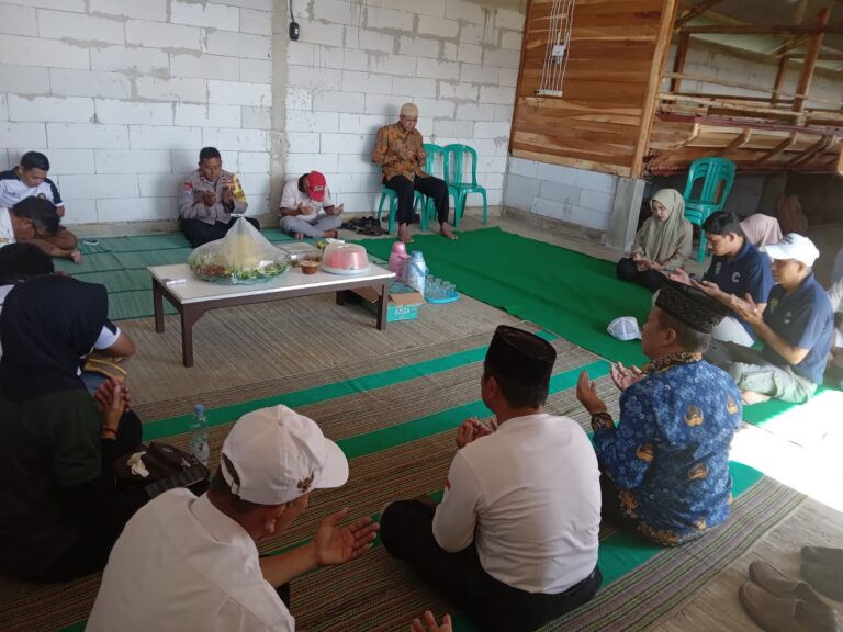 BHABINKAMTIBMAS DESA SAMPORA HADIRI UNDANGAN SYUKURAN DIMULAINYA PROGRAM KETAHANAN PANGAN PETERNAKAN KAMBING