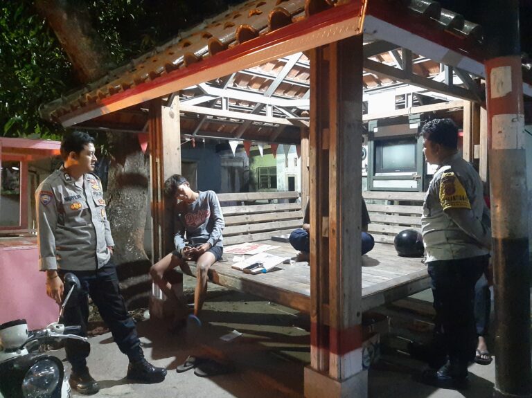 Personel Polsek Pasawahan Kontrol Objek Vital dan Laksanakan Patroli Dialogis dengan Masyarakat