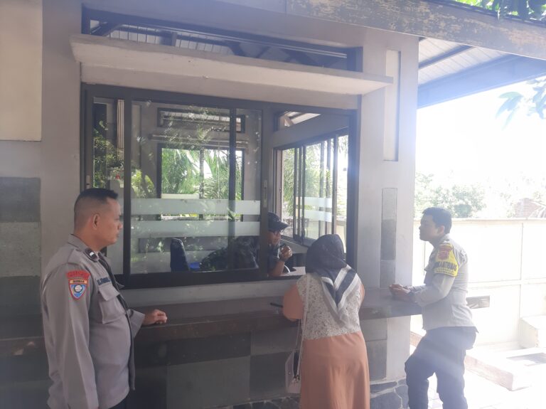 Polsek Pasawahan Kontrol Objek Vital Pabrik Briket Desa Cimara, Berikan Himbauan Keamanan