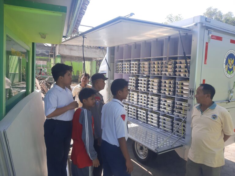 Polsek Pasawahan Kawal MBG Demi Anak Sekolah Mendapat Makanan Bergizi dengan Aman