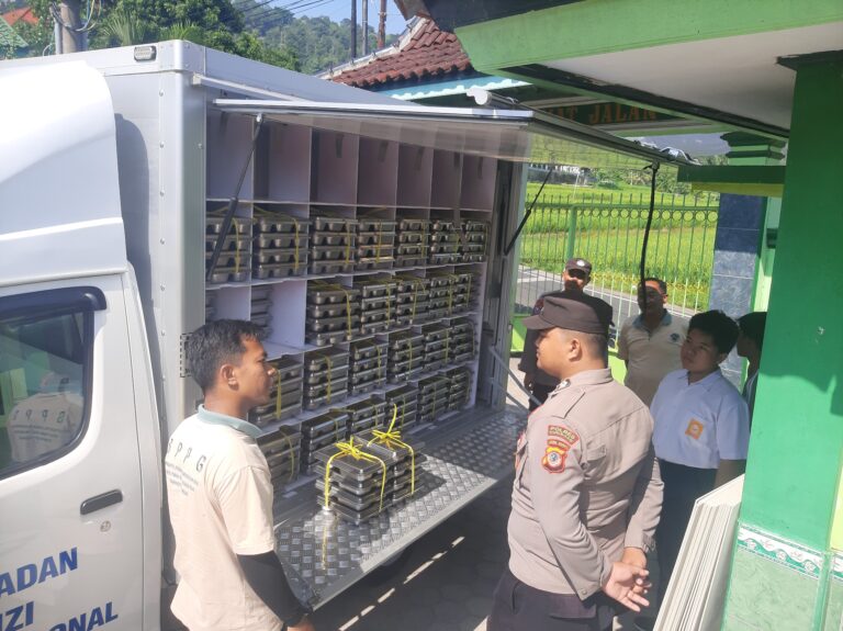 Patroli Polsek Pasawahan Kawal Distribusi MBG, Tingkatkan Keamanan Sekolah