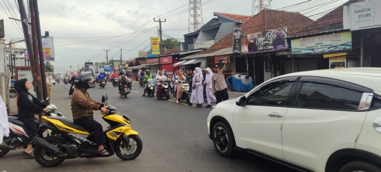 RAWAN PAGI DI DEPAN SMPN 1 CILIMUS, POLISI TURUN TANGAN ATUR LALU LINTAS