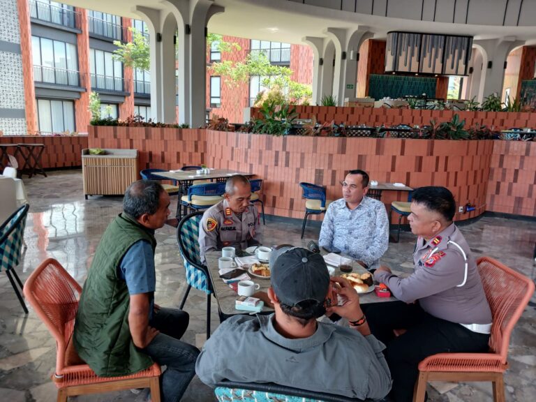 PASTIKAN GIAT WISUDA BERJALAN AMAN DAN LANCAR, KAPOLSEK CILIMUS DAN PANIT LANTAS HADIRI GIAT TERSEBUT