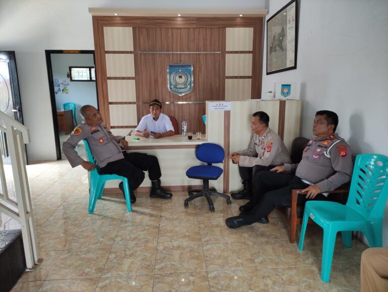 SEBAGAI SARANA UNTUK MENJALIN KOMUNIKASI SECARA LANGSUNG ANTARA POLRI DAN MASYARAKAT, KAPOLSEK CILIMUS GELAR PATROLI DIALOGIS KE DESA KARANGMUNCANG