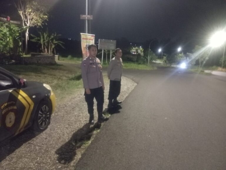 PATROLI DIALOGIS POLSEK CILIMUS ANTISIPASI GANGGUAN KAMTIBMAS DAN TINGKATKAN KEWASPADAAN MASYARAKAT