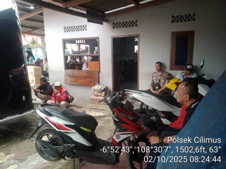 PATROLI SAMBANG, KASI HUMAS POLSEK CILIMUS BERIKAN HIMBAUAN KE SUPIR DAN PENUMPANG PO. AUREL TRANS