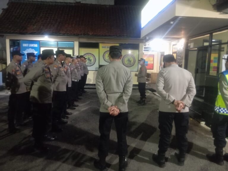 DALAM RANGKA MENJAGA SITUASI KAMTIBMAS DI WILKUM POLRES KUNINGAN, JAJARAN POLSEK ZONA 1 MELAKSANAKAN APEL KESIAPAN PATROLI KRYD