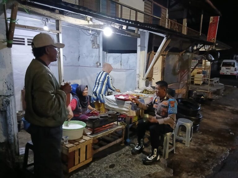 Kanit Propam Polsek Ciwaru Jalin Silaturahmi dengan Pedagang di Malam Hari