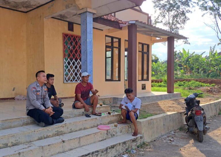 Bhabinkamtibmas Polsek Ciwaru Sambangi Pemuda, Ajak Bersama Jaga Kamtibmas di Lingkungan