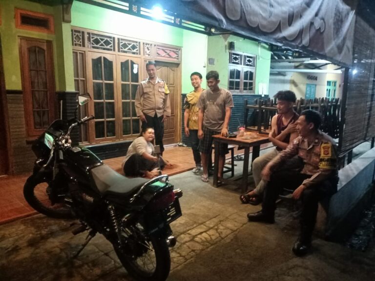 Bhabinkamtibmas Polsek Ciawigebang Gencar Laksanakan Patroli Malam di Sukaraja Guna Cegah Gangguan Kamtibmas