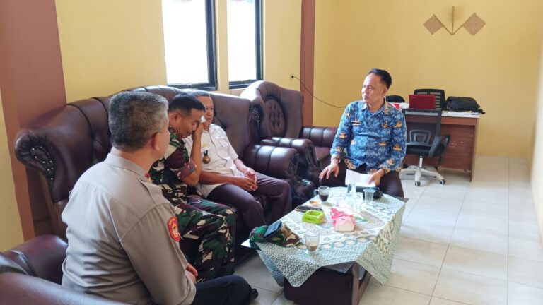 Silaturahmi Kapolsek dan Danramil Ciwaru di Kecamatan Ciwaru, Perkuat Sinergitas TNI-Polri