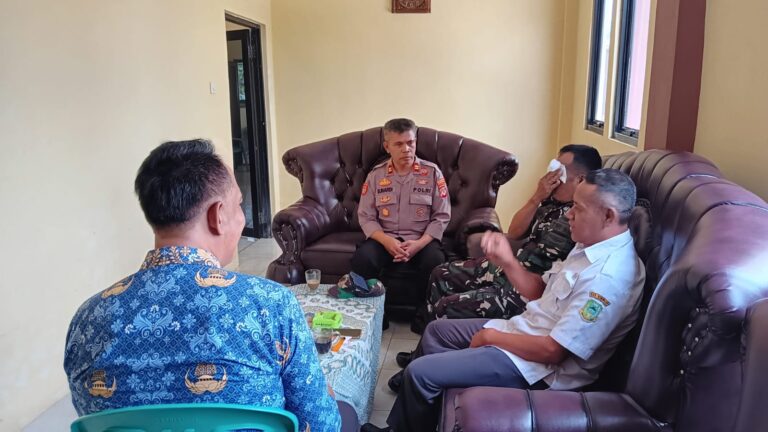 Kapolsek Ciwaru dan Danramil Ciwaru Jalin Silaturahmi ke Desa Simpan Jaya