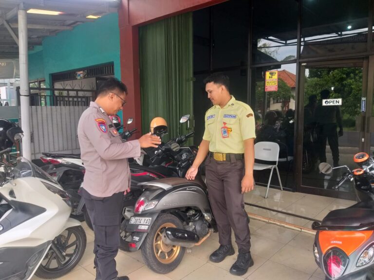 Bhabinkamtibmas Desa Kadurama Himbau Satpam Koperasi Tingkatkan Pengawasan Kendaraan