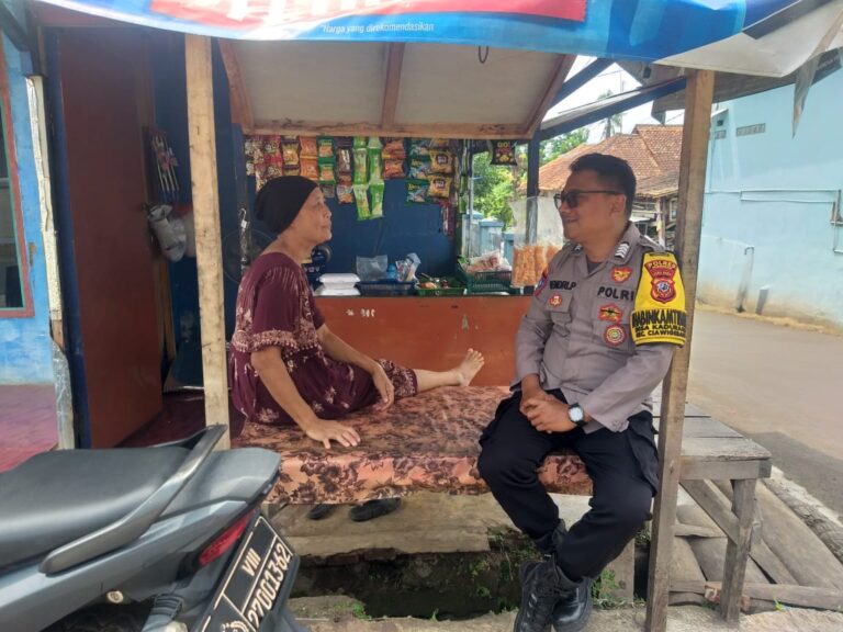 Dekatkan Diri dengan Masyarakat, Bhabinkamtibmas Desa Kadurama Laksanakan Sambang Warga