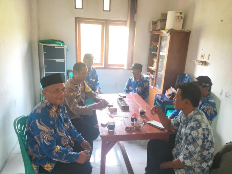 Bhabinkamtibmas Sukaraja Jalin Silaturahmi dengan Perangkat Desa untuk Perkuat Sinergitas Kamtibmas