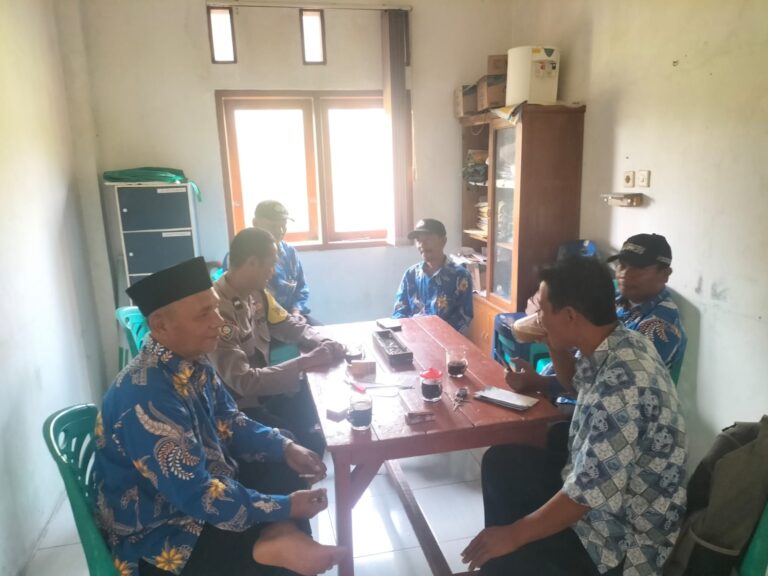 Bhabinkamtibmas Sukaraja Silaturahmi dengan Perangkat Desa, Perkuat Sinergitas Kamtibmas