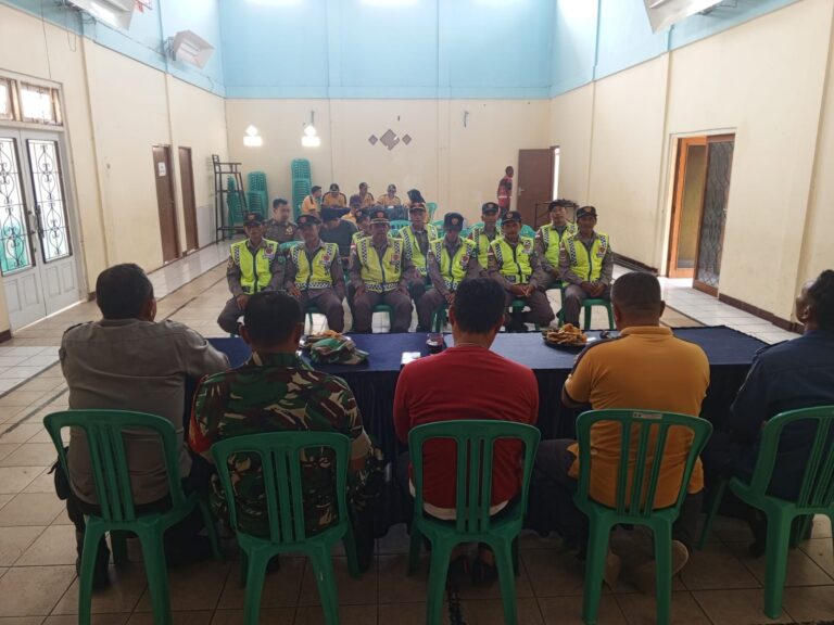 Bhabinkamtibmas Desa Pamulihan Hadiri Peningkatan Kapasitas Satlinmas dan Sosialisasi APAR