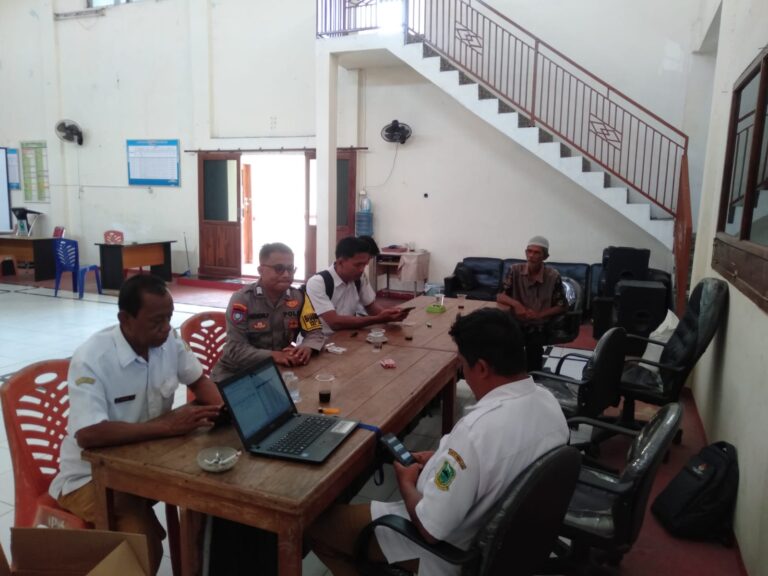 Bhabinkamtibmas Desa Kadurama Tingkatkan Sinergi dengan Perangkat Desa untuk Optimalkan Siskamling