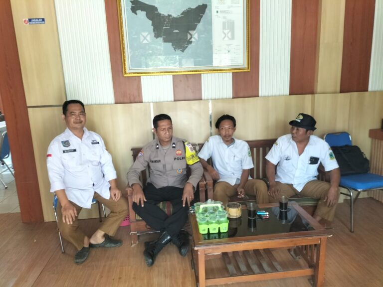 Bhabinkamtibmas Mekarjaya Koordinasi dengan Perangkat Desa untuk Optimalkan Siskamling