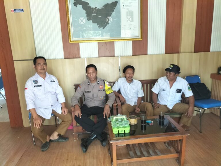 Bhabinkamtibmas Mekarjaya Koordinasi dengan Perangkat Desa untuk Tingkatkan Keamanan Lingkungan