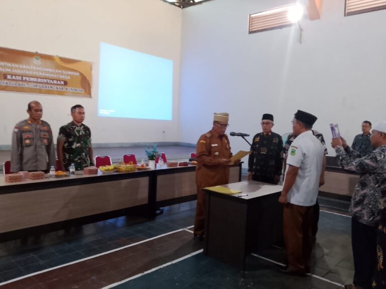 Kapolsek Ciawigebang Hadiri Pelantikan dan Pengambilan Sumpah Alih Jabatan Perangkat Desa Sidaraja Kecamatan Ciawigebang