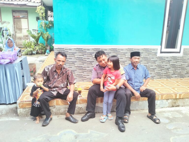 Bhabinkamtibmas Desa Kapandayan Sambangi Warga, Ajak Orang Tua Jaga Keamanan dan Keselamatan Anak