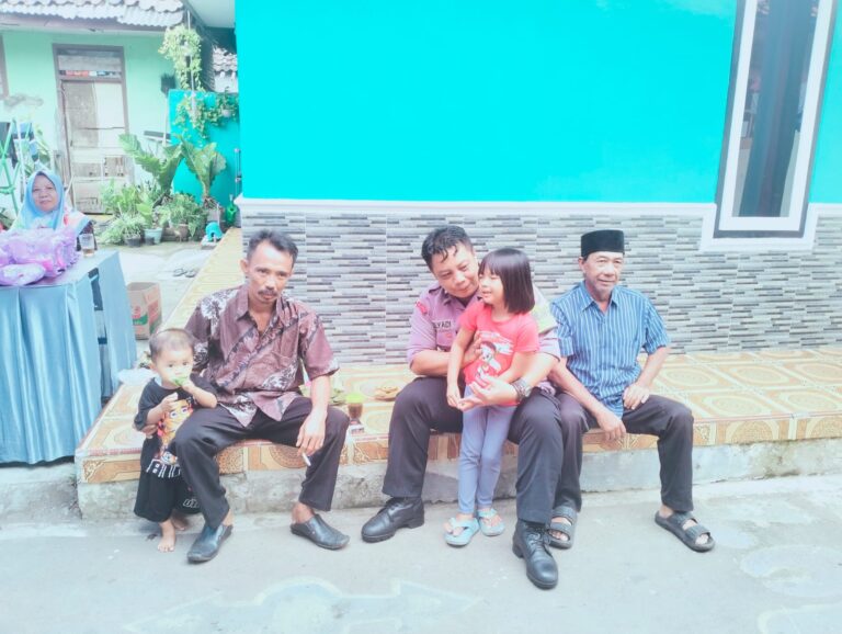 Bhabinkamtibmas Desa Kapandayan Sambang Warga, Ajak Orang Tua Jaga Keamanan dan Keselamatan Anak