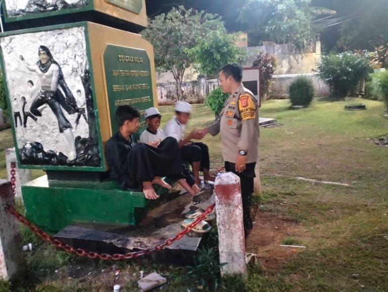 Bhabinkamtibmas Ajak Anak-Anak di Desa Pamulihan Segera Pulang Usai Mengaji untuk Cegah Hal Tak Diinginkan