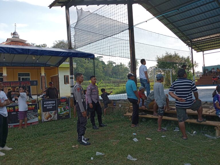 Personel Polsek Ciawigebang Hadir Amankan Turnamen Futsal di Cijagamulya