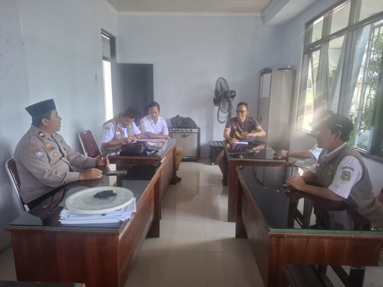 Bhabinkamtibmas Desa Ciomas Jalin Silaturahmi dengan Perangkat Desa untuk Perkuat Sinergitas Kamtibmas