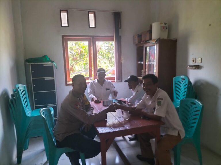 Bhabinkamtibmas Desa Sukaraja Perkuat Sinergitas Kamtibmas dengan Perangkat Desa