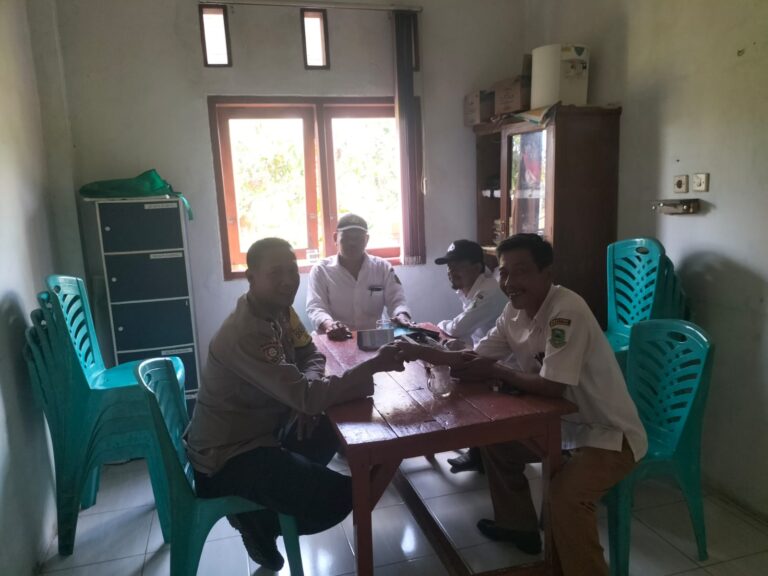 Bhabinkamtibmas Desa Sukaraja Jalin Sinergitas Kamtibmas dengan Perangkat Desa