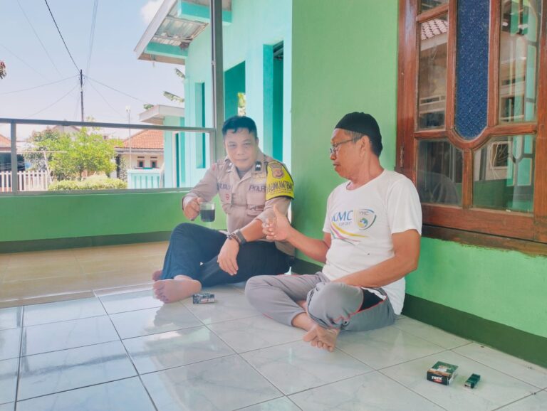 Pererat Sinergitas, Bhabinkamtibmas Kapandayan Silaturahmi dengan Tokoh Masyarakat