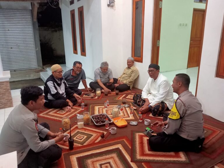 Bhabinkamtibmas Polsek Ciawigebang Jalin Silaturahmi Kamtibmas dengan Tokoh Agama dan Masyarakat di Mekarjaya