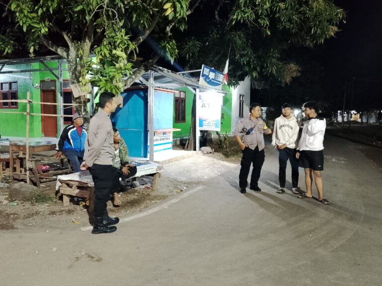 Bhabinkamtibmas Polsek Ciawigebang Patroli Malam di Sukadana, Sampaikan Himbauan Kamtibmas