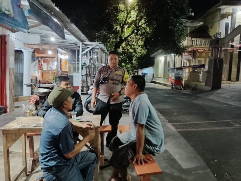 Wujudkan Situasi Kondusif, Bhabinkamtibmas Polsek Ciawigebang Patroli Malam di Sukadana