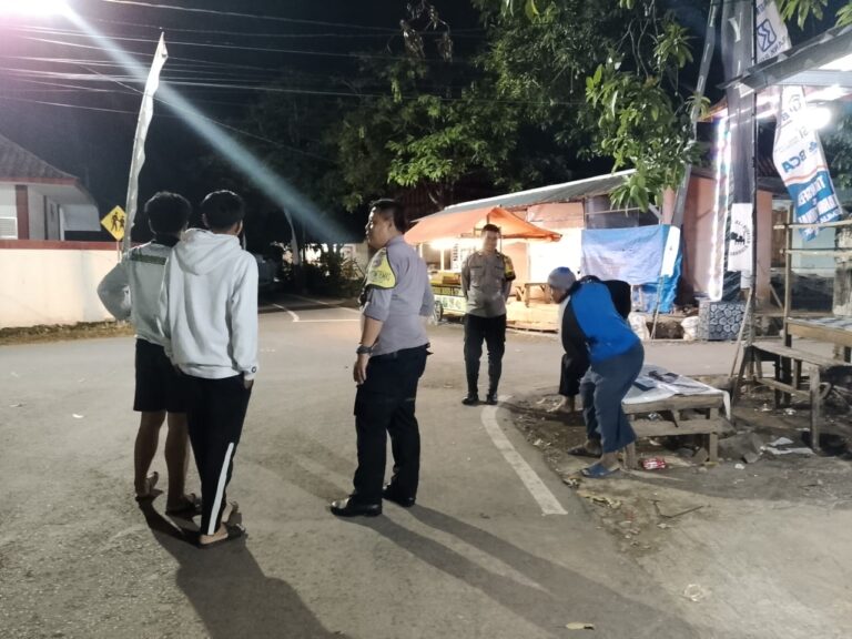 Tingkatkan Kamtibmas, Bhabinkamtibmas Polsek Ciawigebang Sambangi Warga Sukadana pada Malam Hari