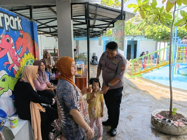 Bhabinkamtibmas Polsek Ciawigebang Patroli Dialogis di Dino Waterpark Ciputat, Sampaikan Imbauan Kamtibmas