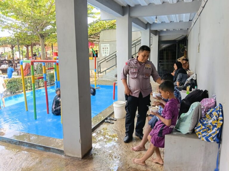 Bhabinkamtibmas Polsek Ciawigebang Sambangi Dino Waterpark Ciputat, Sampaikan Imbauan Kamtibmas kepada Pengunjung