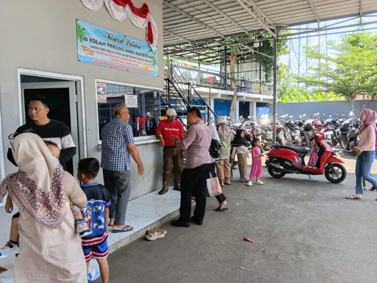 Bhabinkamtibmas Polsek Ciawigebang Ajak Pengunjung Dino Waterpark Ciputat Jaga Kamtibmas