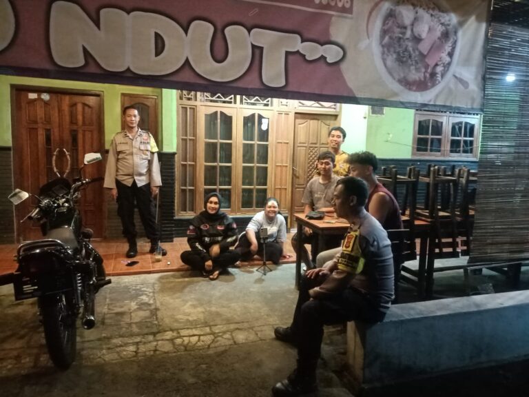 Bhabinkamtibmas Polsek Ciawigebang Laksanakan Patroli Malam, Wujudkan Lingkungan Aman dan Kondusif di Sukaraja