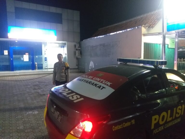 Bhabinkamtibmas Polsek Ciawigebang Laksanakan Patroli Malam ke Bank BRI Unit Ciawigebang 2 Antisipasi Aksi Kejahatan