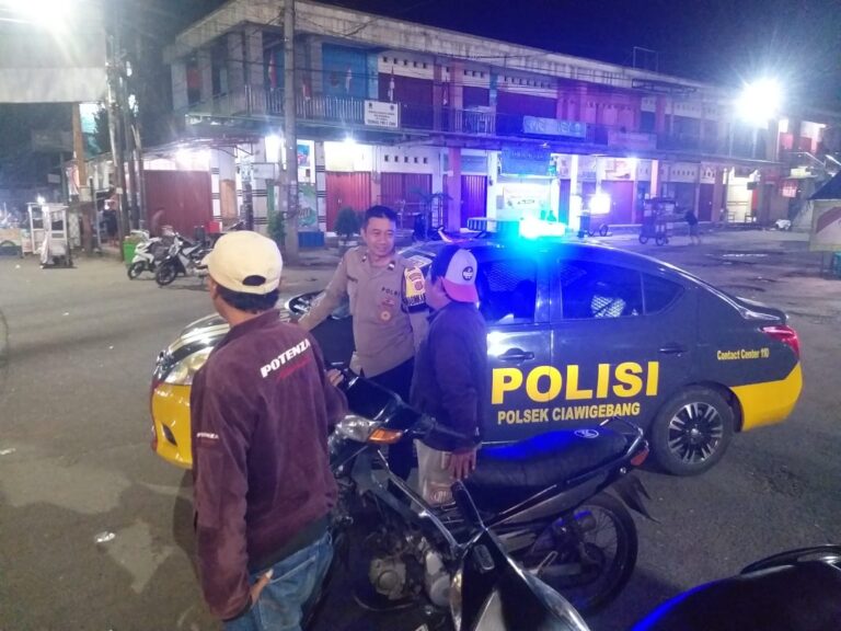 Bhabinkamtibmas Polsek Ciawigebang Patroli Malam Sambangi Tukang Ojek, Ajak Bersama Jaga Kamtibmas di Pasar Ciawigebang