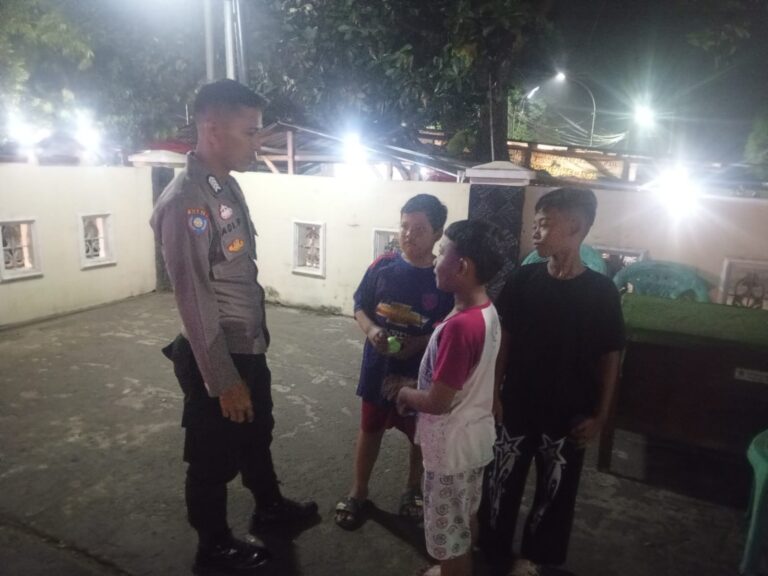 Bhabinkamtibmas Polsek Ciawigebang Ajak Anak-Anak di Ciawigebang Tidak Bermain Hingga Larut Malam Demi Keamanan