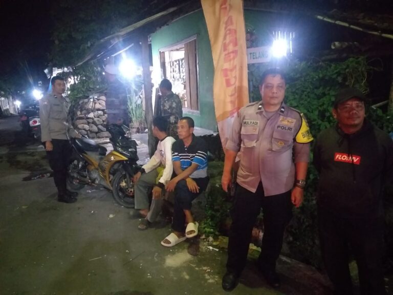 Bhabinkamtibmas Polsek Ciawigebang Laksanakan Patroli Malam di Kadurama, Sampaikan Himbauan Kamtibmas kepada Warga