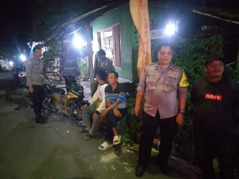 Bhabinkamtibmas Polsek Ciawigebang Patroli Malam di Kadurama, Ajak Warga Jaga Kamtibmas