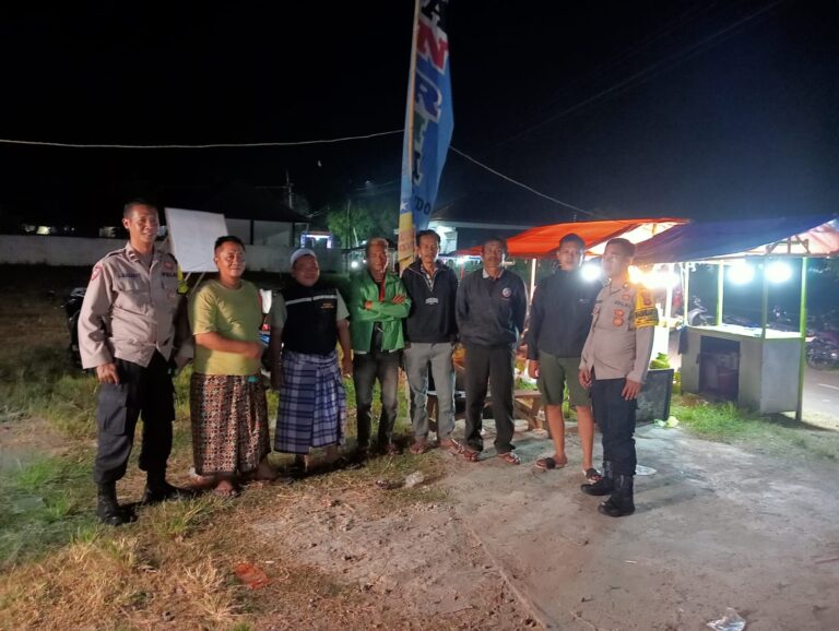 Bhabinkamtibmas Polsek Ciawigebang Patroli Malam di Pasar Malam Sukaraja, Ajak Warga Jaga Kamtibmas