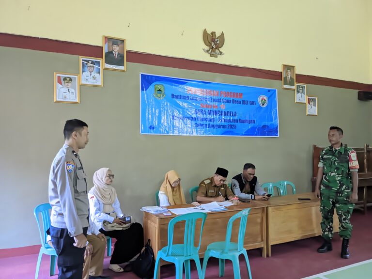 TNI-Polri Bersatu Dampingi Penyaluran BLT Dana Desa untuk Warga Desa Muncangela